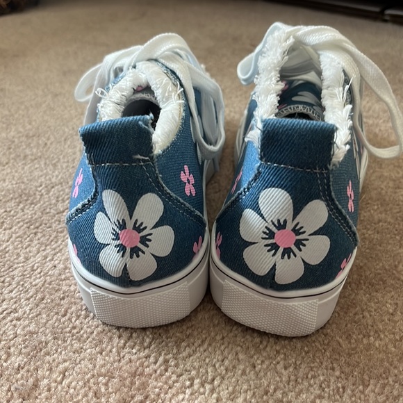 Faux Converse Womens Denim Flower Patch Sneakers - Picture 4 of 8